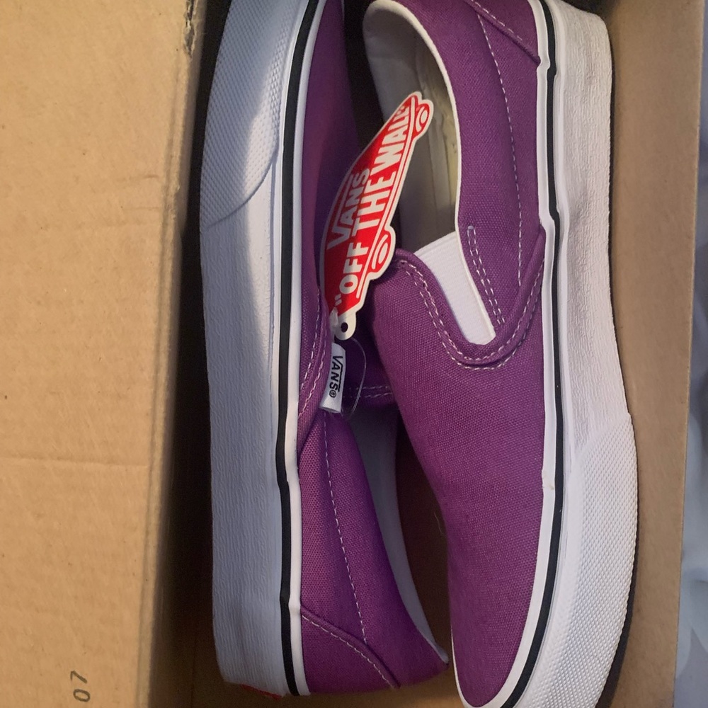 New in box VANS women’s canvas classic slip-on